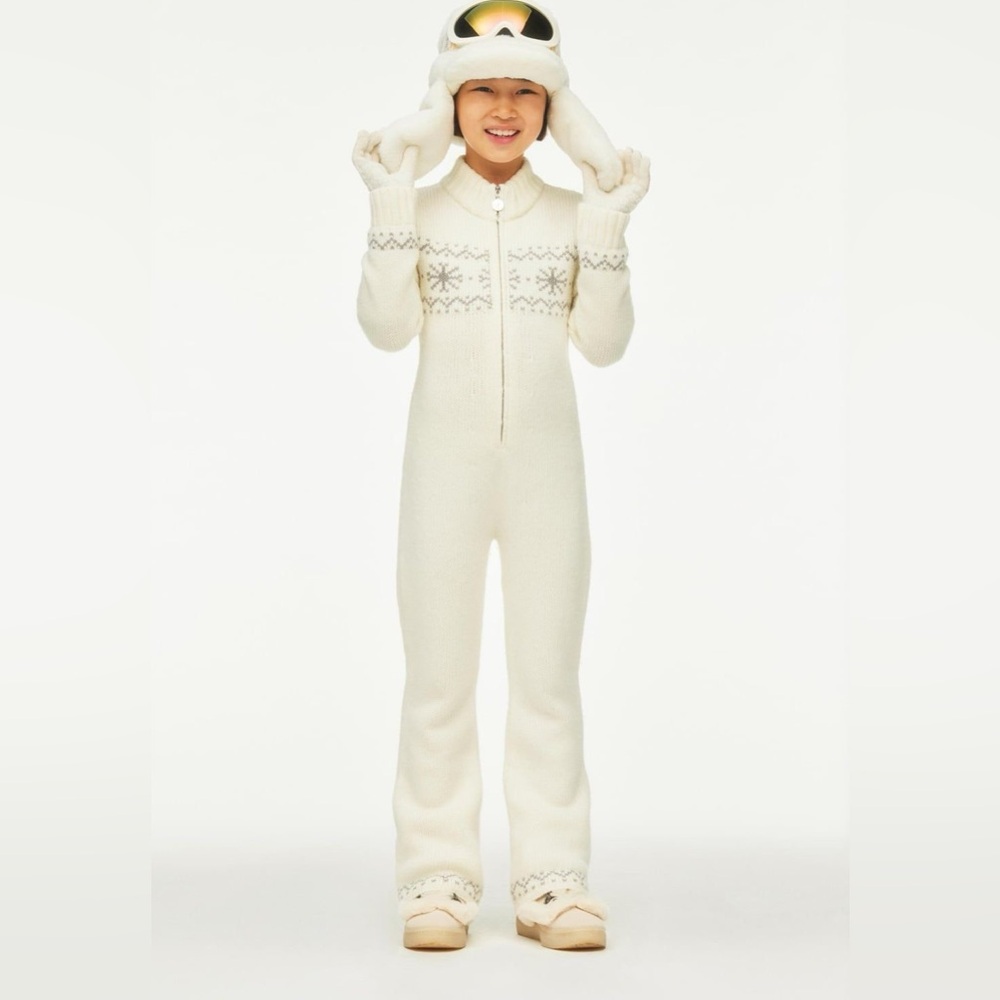 Adorable 1 piece winter jumpsuit for girls from
Zara. Size 9/10. Never been worn